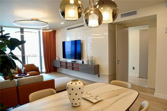 Building Photo - 15701 Collins Ave