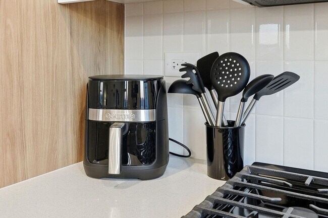 Building Photo - 6044 N Winthrop Ave