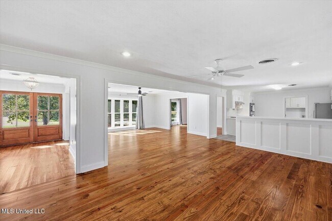 Building Photo - 144 Rollingwood Dr