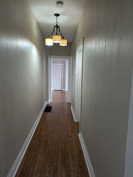 Building Photo - 2435 W Dunkeld Pl