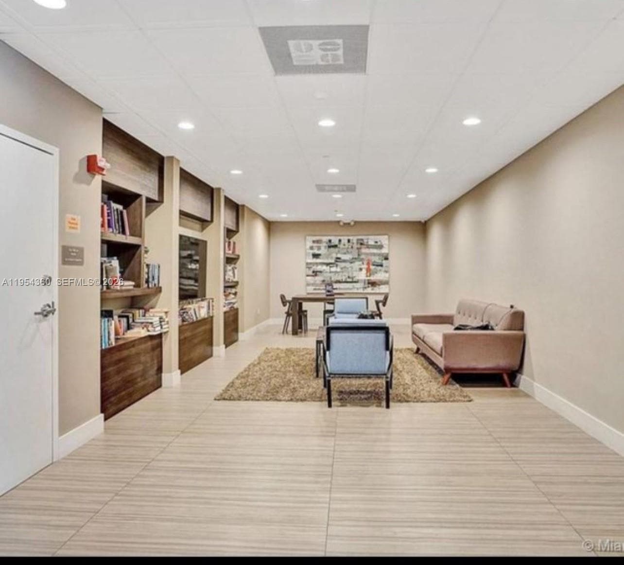 Building Photo - 3625 N Country Club Dr