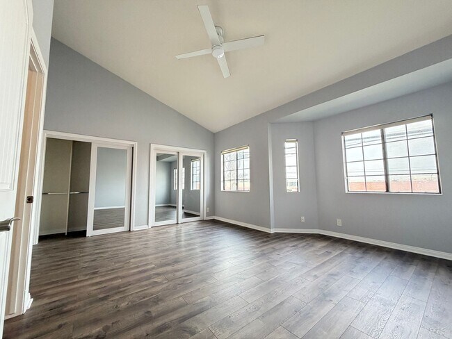 Building Photo - 2 Bed / 2.5 Bath Tri-Level Townhome – Gated Community in North Redondo Beach (Torrance PO)