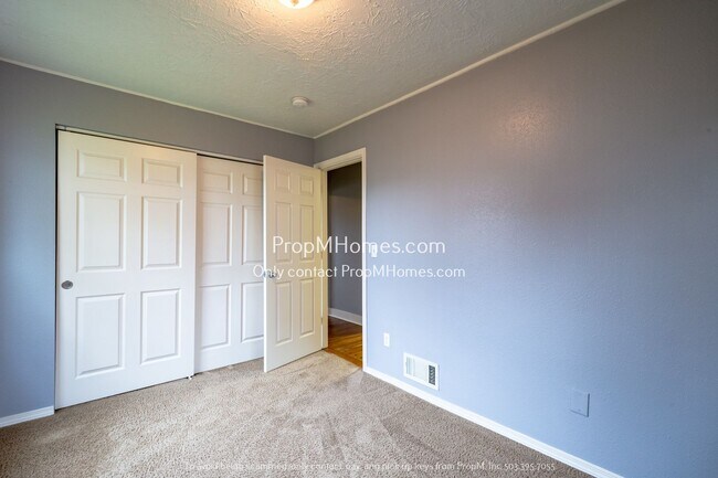 Building Photo - Rare Find - 3 Bedroom in Cully w/ Rentable...