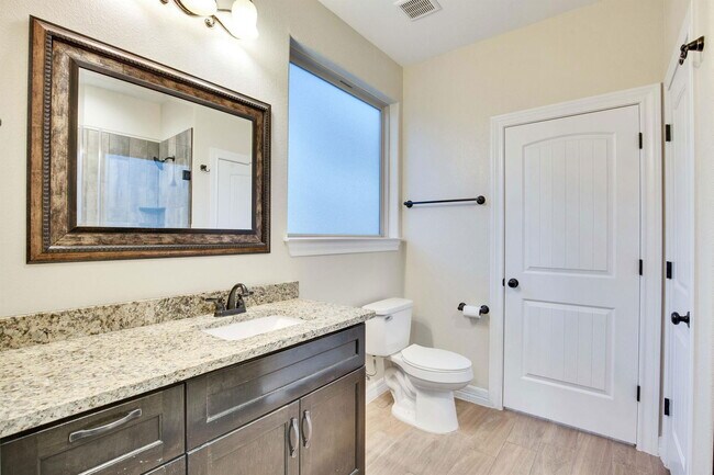 Building Photo - 118 N Buckhorn Dr