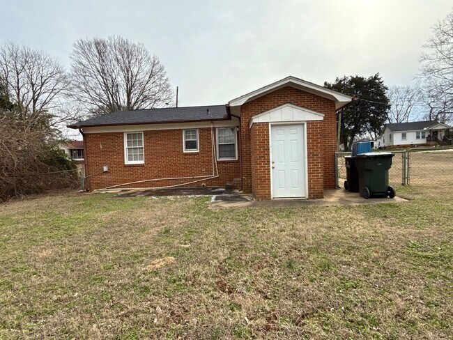 Building Photo - 2 Bedroom, 1 Bathroom Home
