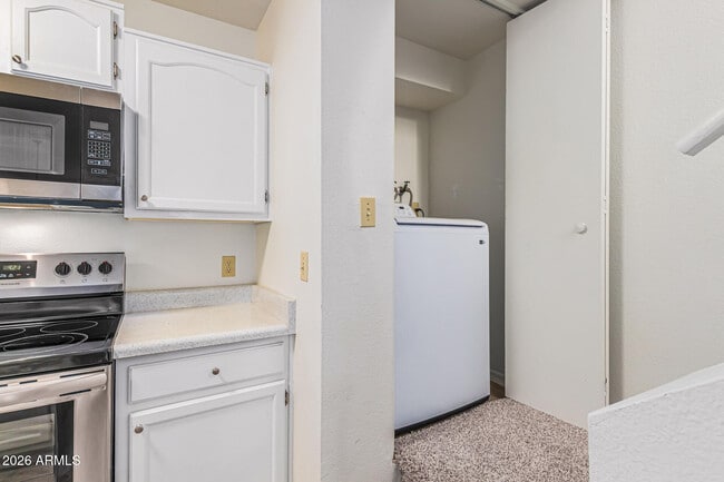 Building Photo - 625 S Westwood