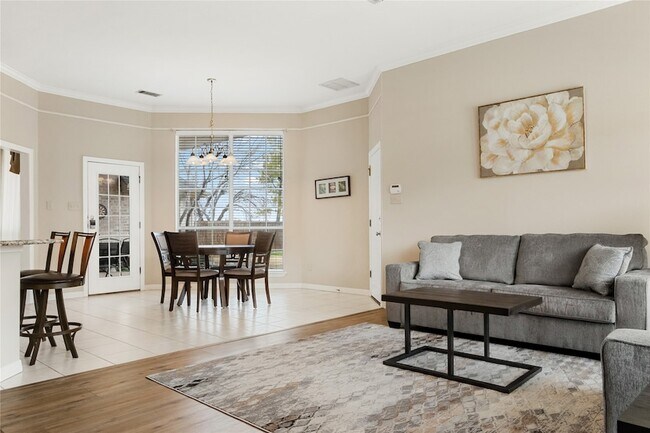 Building Photo - 118 W Greenbriar Ln