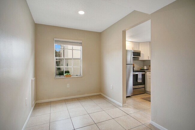 Building Photo - The Rosewood Apartments | 1 & 2 Bedroom Apartments in Leesburg, FL
