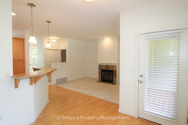 Building Photo - 13824 N Creek Dr