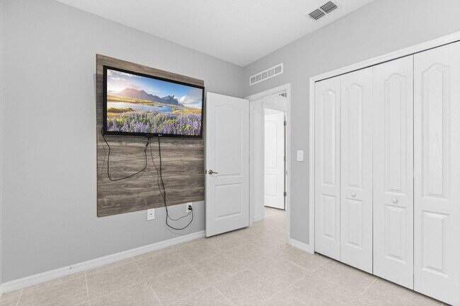 Building Photo - 681 SW Millard Dr