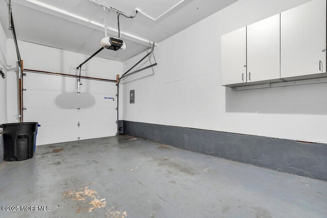 Building Photo - 438 Oak Knoll Dr