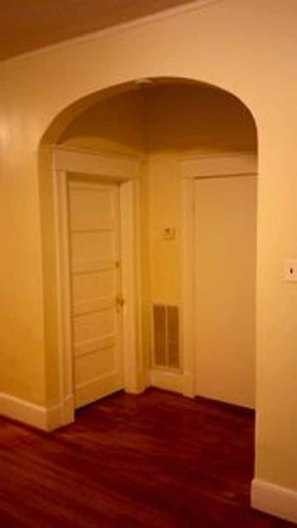 Building Photo - 3 bed 2 bath house. Laundry, all electric,...