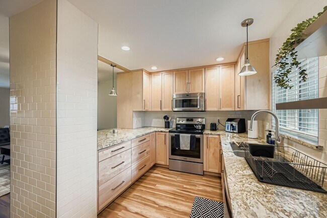 Building Photo - Cozy Furnished Home in Quiet Louisville Neighborhood