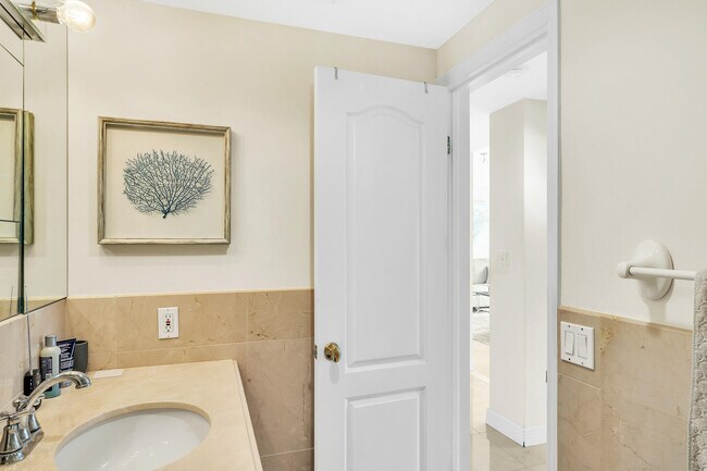 Building Photo - 250 Bradley Pl