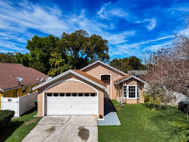 Building Photo - Beautiful 3-bedroom 2-bathroom house in th...