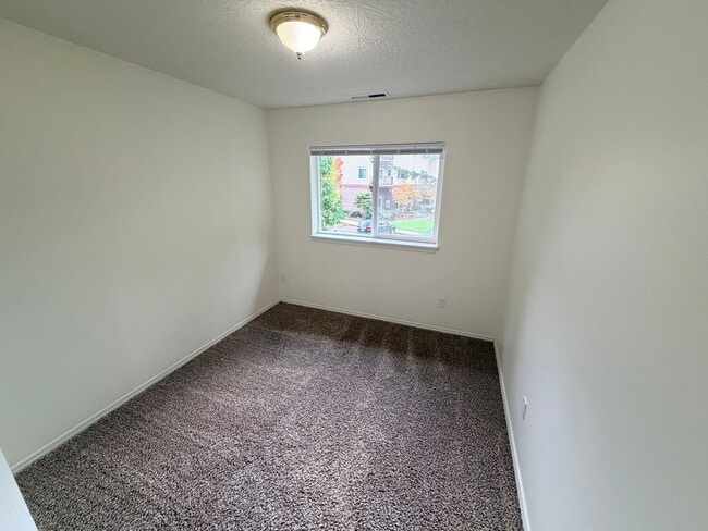 Building Photo - Large Three Bedroom Duplex in Keizer
