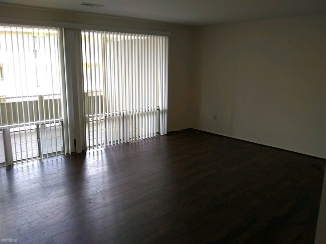 Building Photo - 3 br, 1.5 bath Condo - 7244 Donnell Pl Apt C2