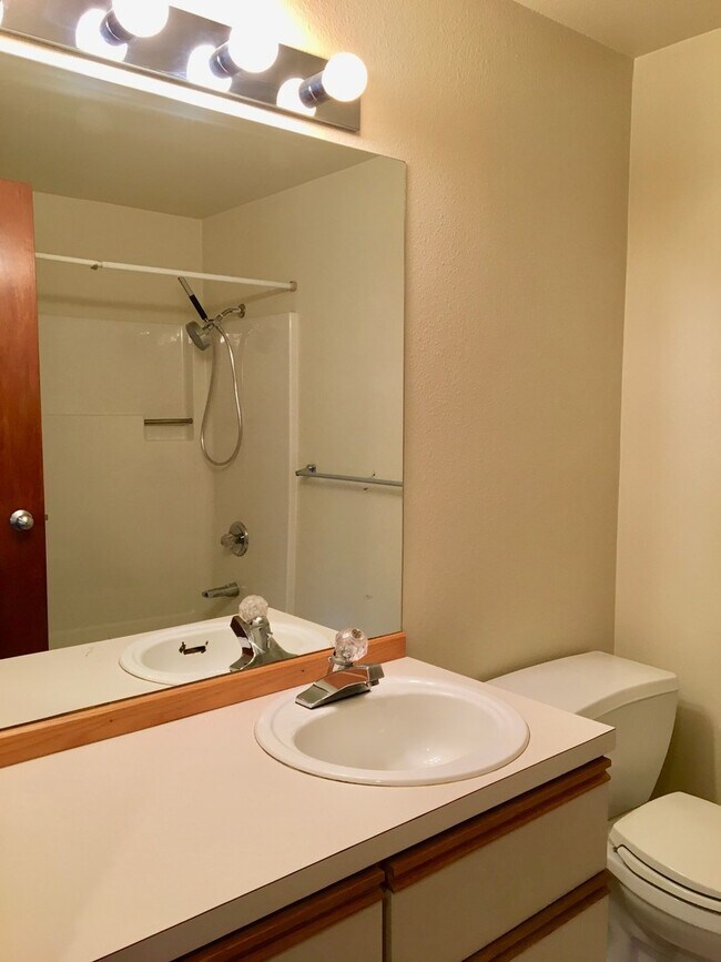 Building Photo - Beautiful 4 Bedroom near Microsoft Availab...