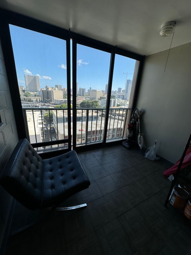 Building Photo - Cozy 1 bed 1 bath with covered, reserved p...