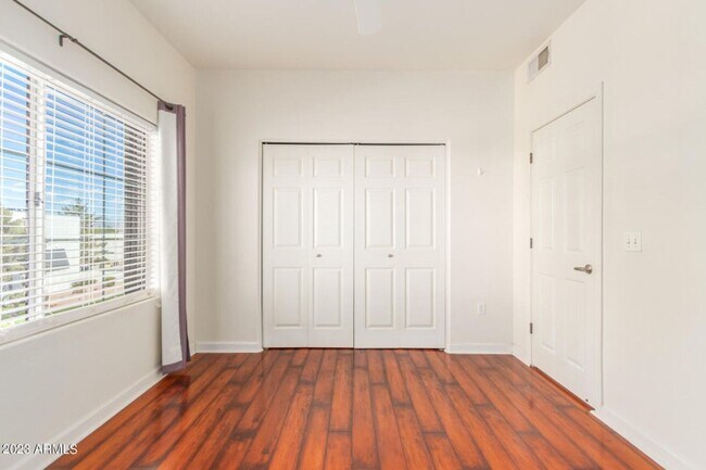 Building Photo - Amazing Townhome in Gated Community!