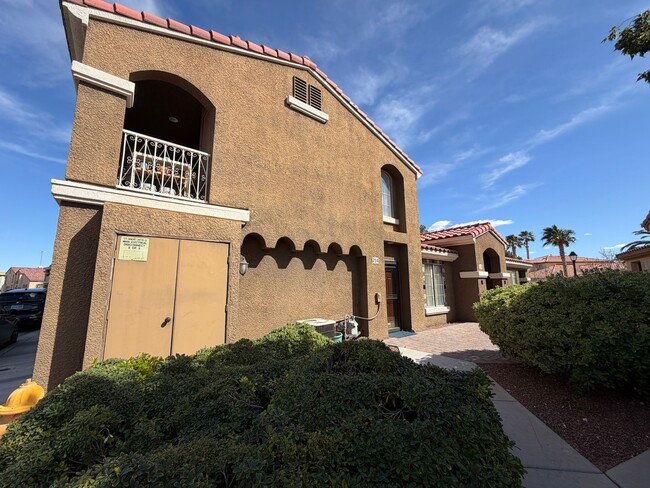 Building Photo - Gorgeous 2 bedroom townhouse Ready for immedate move-in!