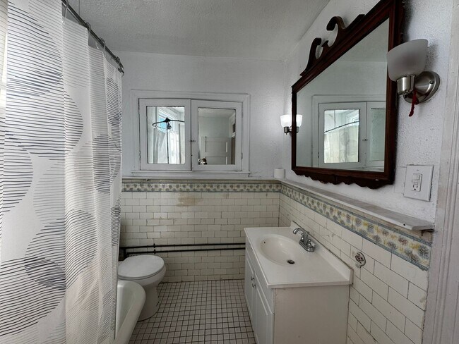 Building Photo - Serene Splendor in Mt. Pleasant: Stylish 1BR, 1BA Haven