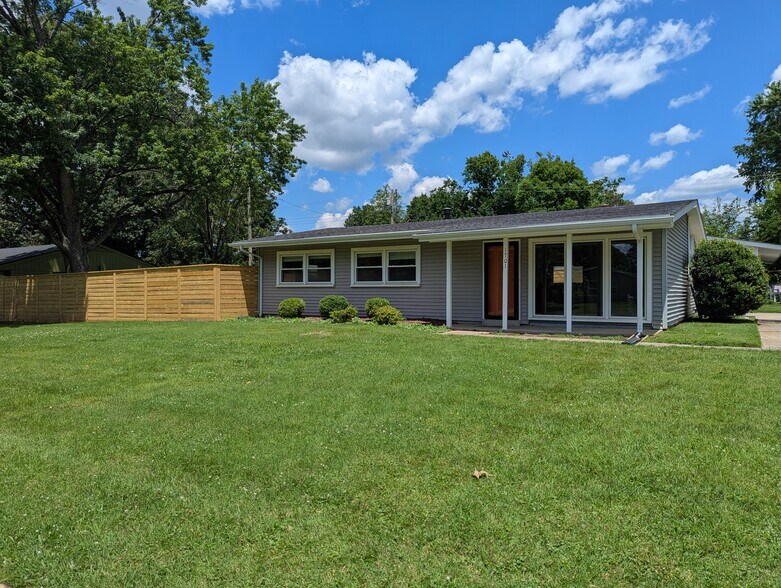 Building Photo - 1701 Brentmoor Ln