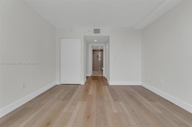 Building Photo - 1155 Brickell Bay Dr