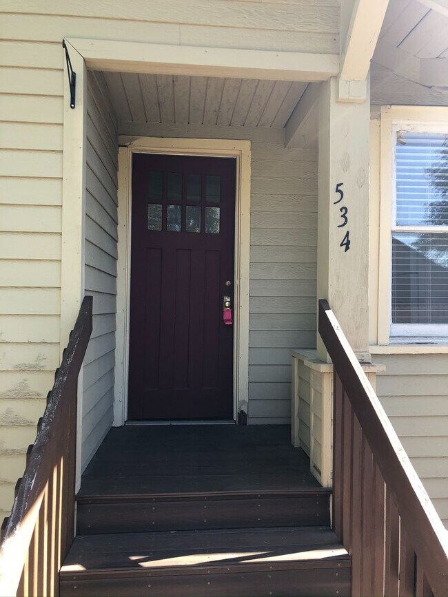 Building Photo - Quaint 2 bedroom duplex near downtown, utilities included!