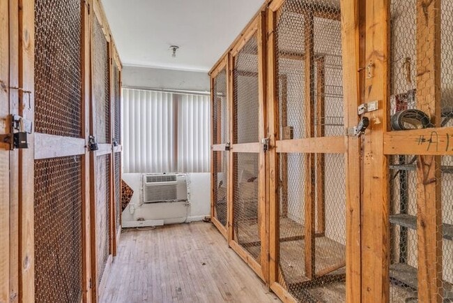 Building Photo - Remodeled 1 Bedroom Apartment!!! Walk to the Square or Steps from Sumner Regional Hospital