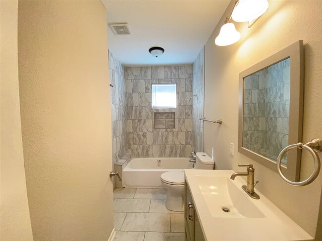 Building Photo - 410 Woolworth St