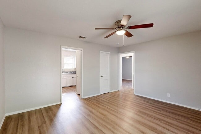 Building Photo - Charming 2-Bedroom Cottage with Big Backyard