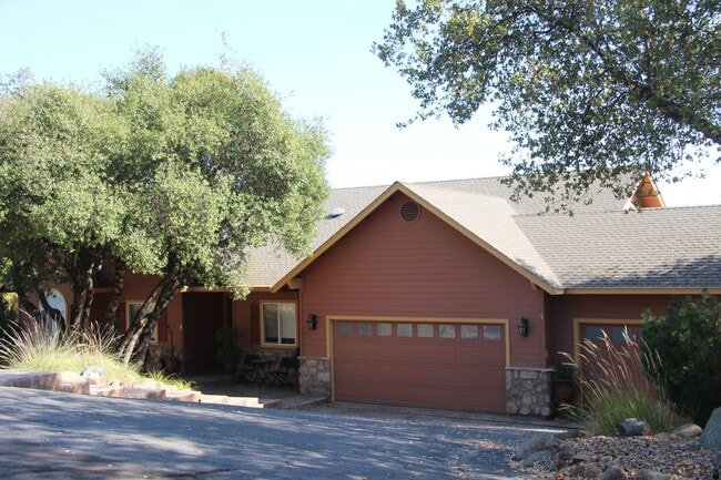 Building Photo - Amazing Apple Valley Home