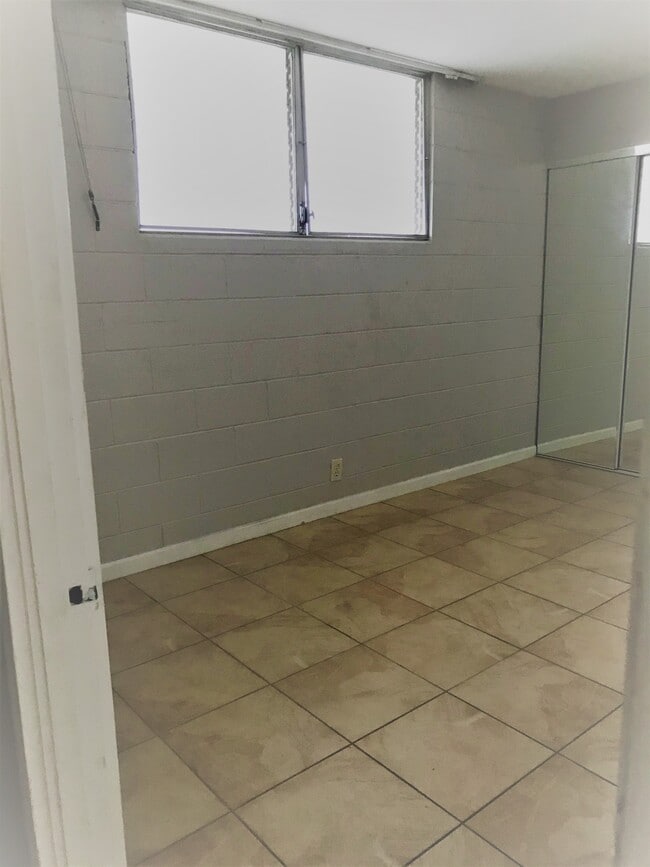 Building Photo - 2873 S King St