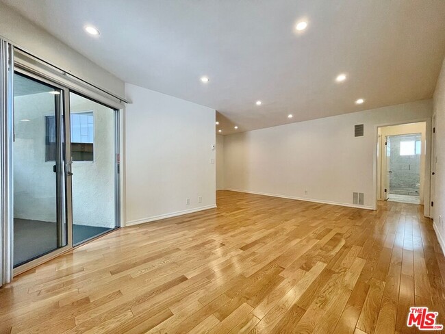 Primary Photo - 929 N San Vicente Blvd