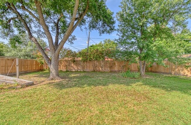 Building Photo - 314 NW Compass Dr