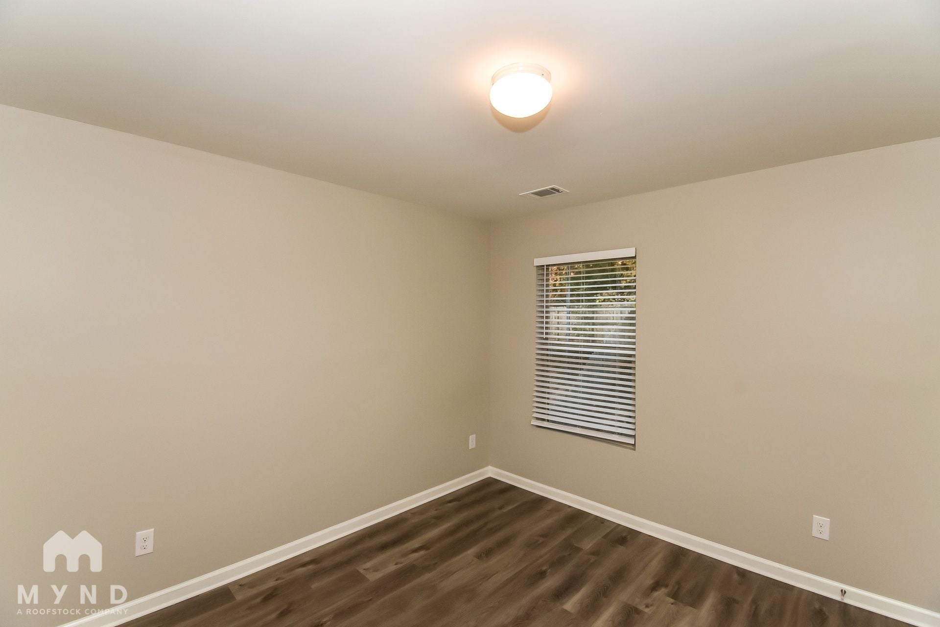 Building Photo - 828 Lake Chase