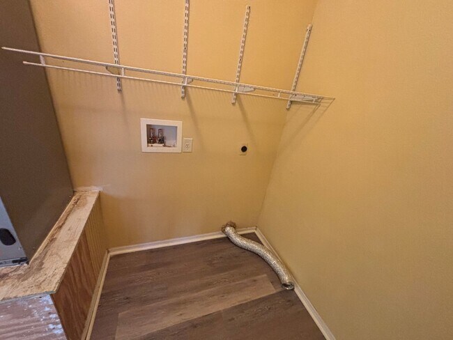 Building Photo - Large home and yard- 4/4 won't last