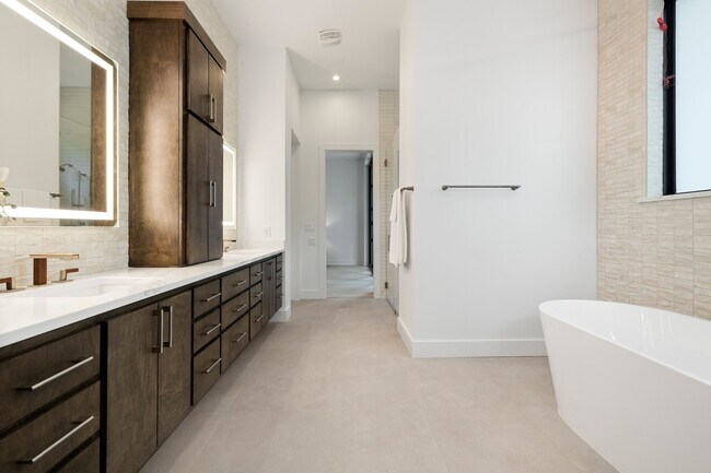 Building Photo - 2504 Bluffview Dr