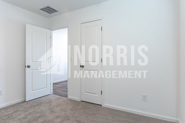 Building Photo - NEW Home Located Near the Golf Course