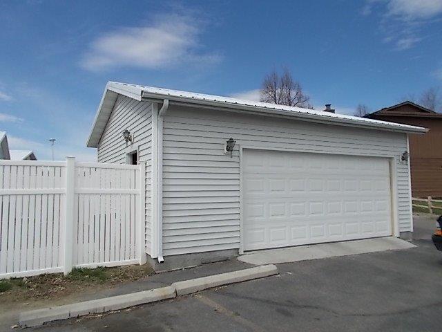 Building Photo - 2 Bed/ 1.5 Bath/ 2 Car Oversized Garage Ho...