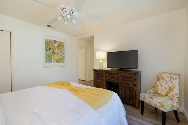 Building Photo - 156 Falls Ct