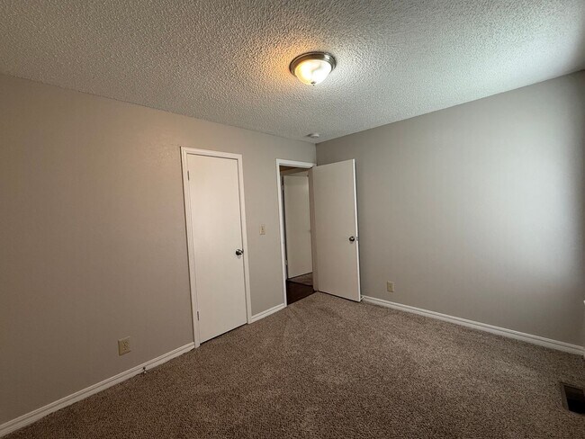Building Photo - Welcome to your new home on this great corner lot with 3 bedrooms and 2 baths in Owasso!