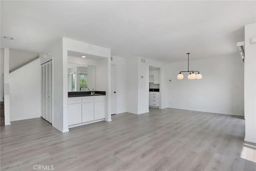 Building Photo - 11818 Moorpark St