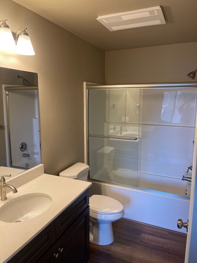 Building Photo - Three Bedroom Pet Friendly Townhouse!