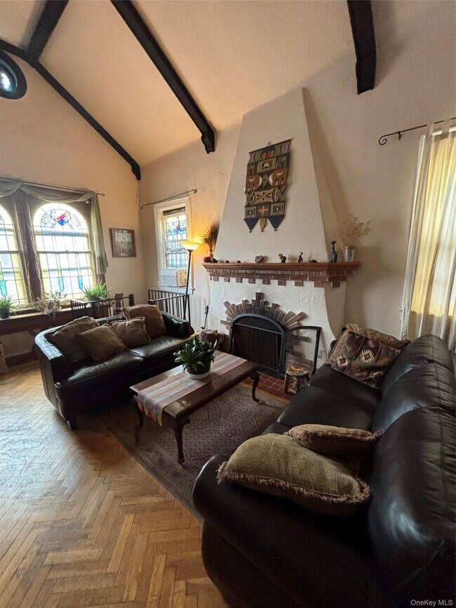 Building Photo - 329 E Chester St