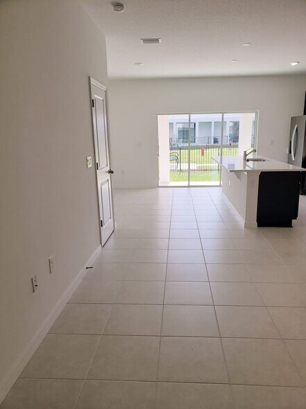 Building Photo - 729 W Oak Dr