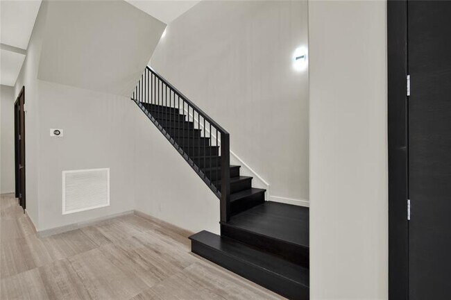 Building Photo - 425 N Ocean Blvd