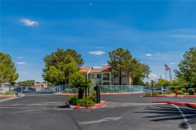 Building Photo - 4823 S Torrey Pines Dr