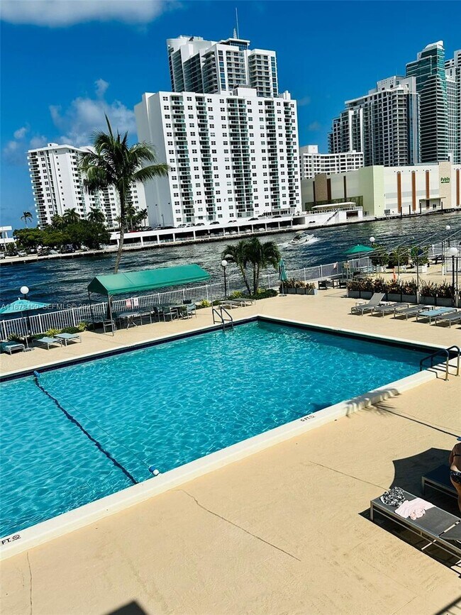 Building Photo - 800 Parkview Dr